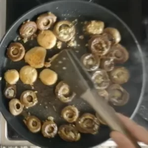 garlic mushrooms cook in a pan