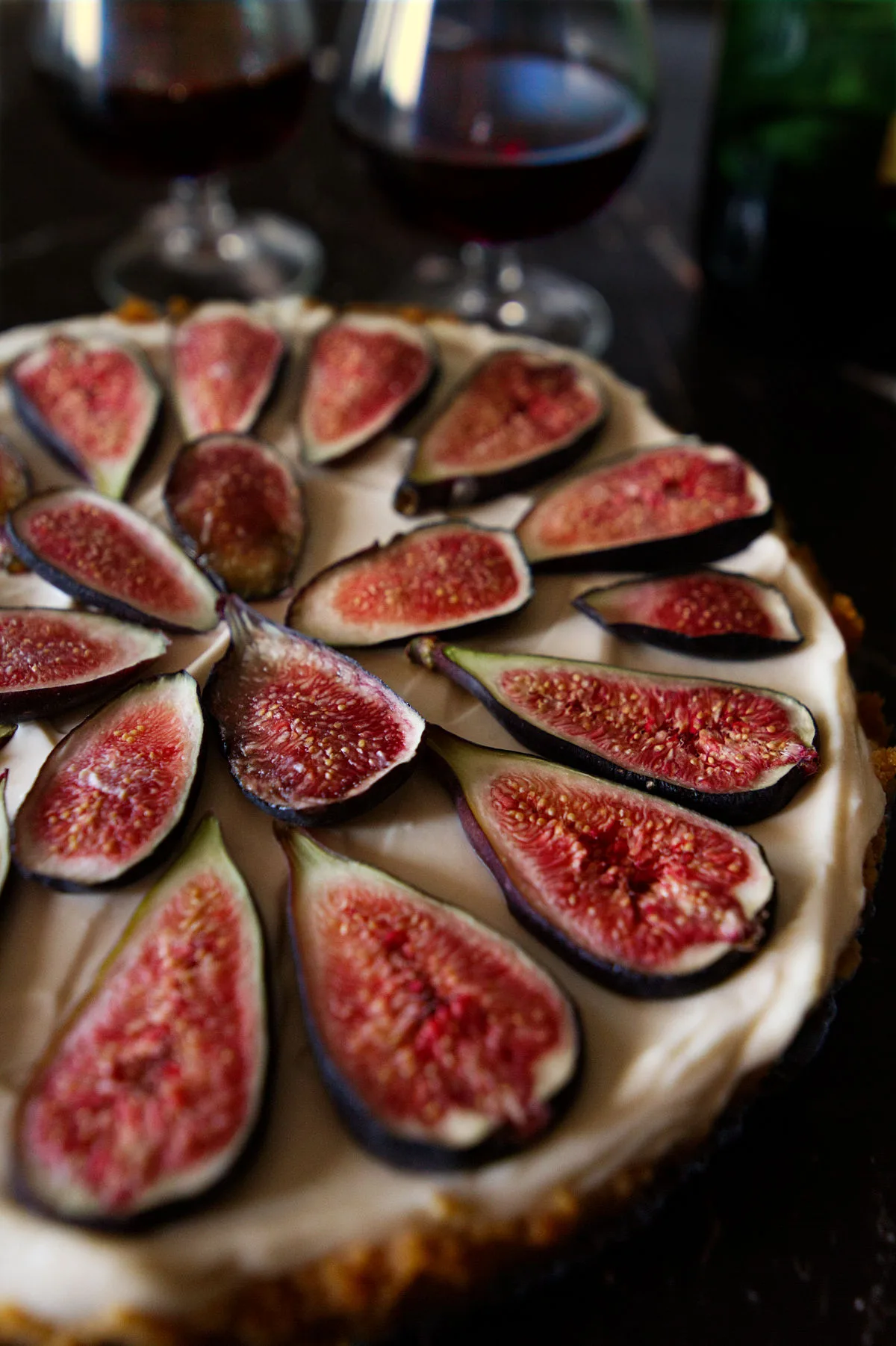 A no bake cheeseccake topped with slices of fresh figs.