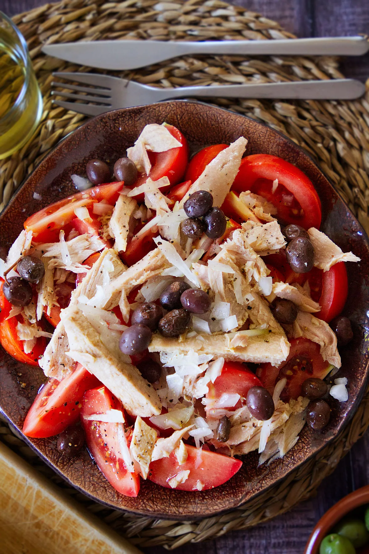 A plate of Spanish-style tuna tomato salad.