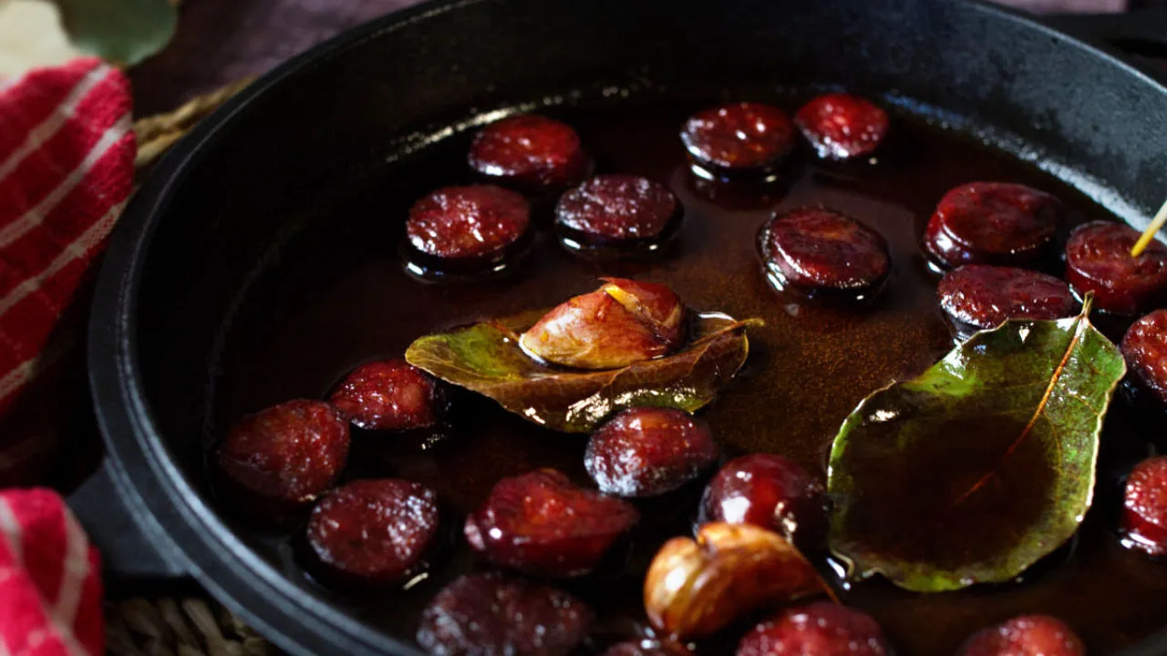 A pan of chorizo in red wine